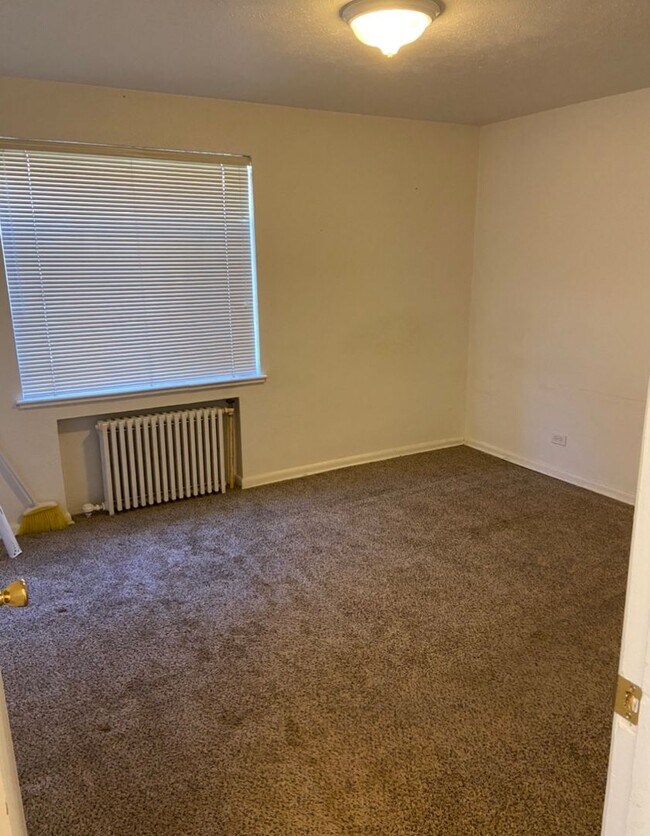Building Photo - Available April 1 - 1 Bed/1 Bath Lindsley Park Condo