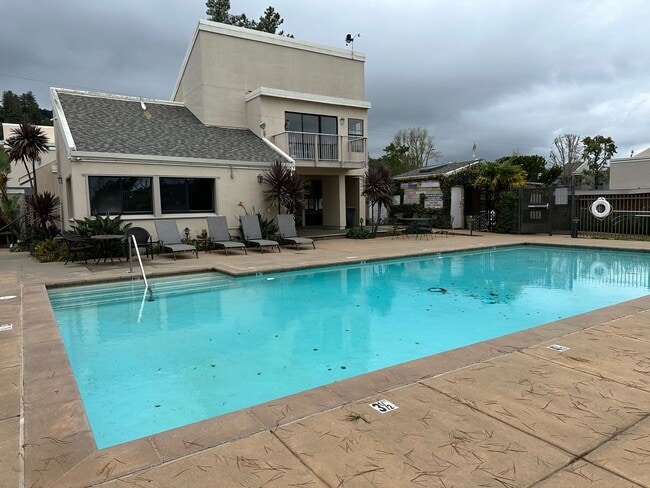 Building Photo - 204 Larkspur Plaza Dr