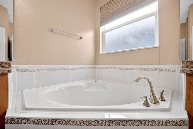 Building Photo - 1374 Lexington Ave