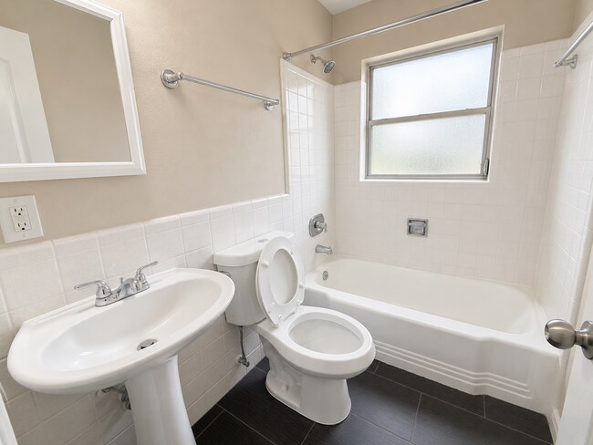 Building Photo - Cozy 2/2 Duplex