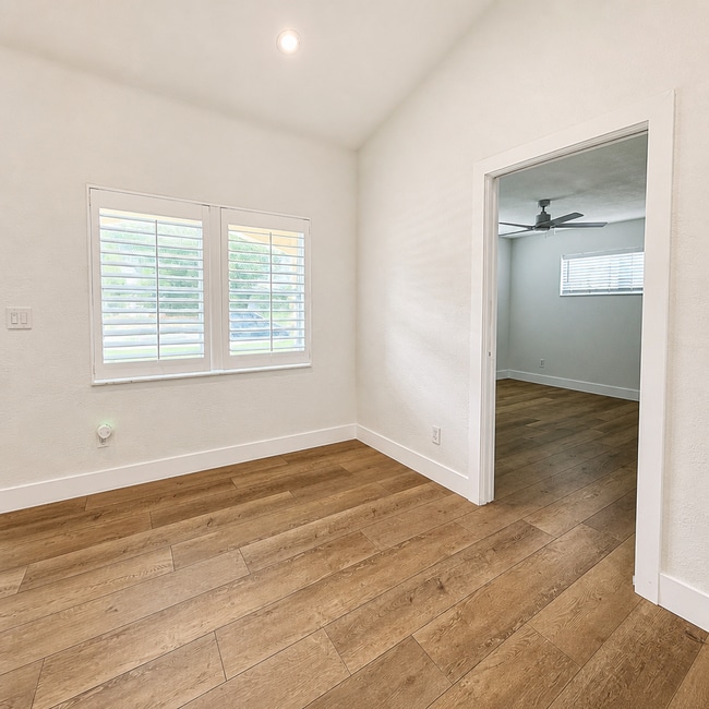 Building Photo - Updated 2/2/1 Home in Northeast St. Petersburg!