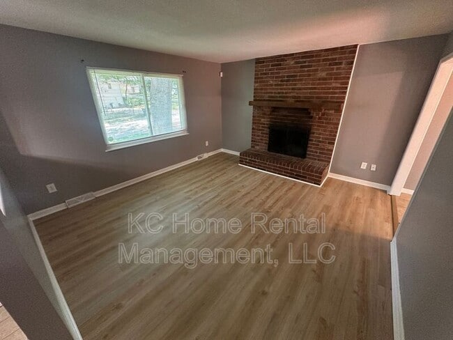 Building Photo - 424 NE Lakeview Dr