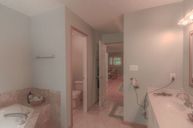 Building Photo - 610 Hickory Point Dr