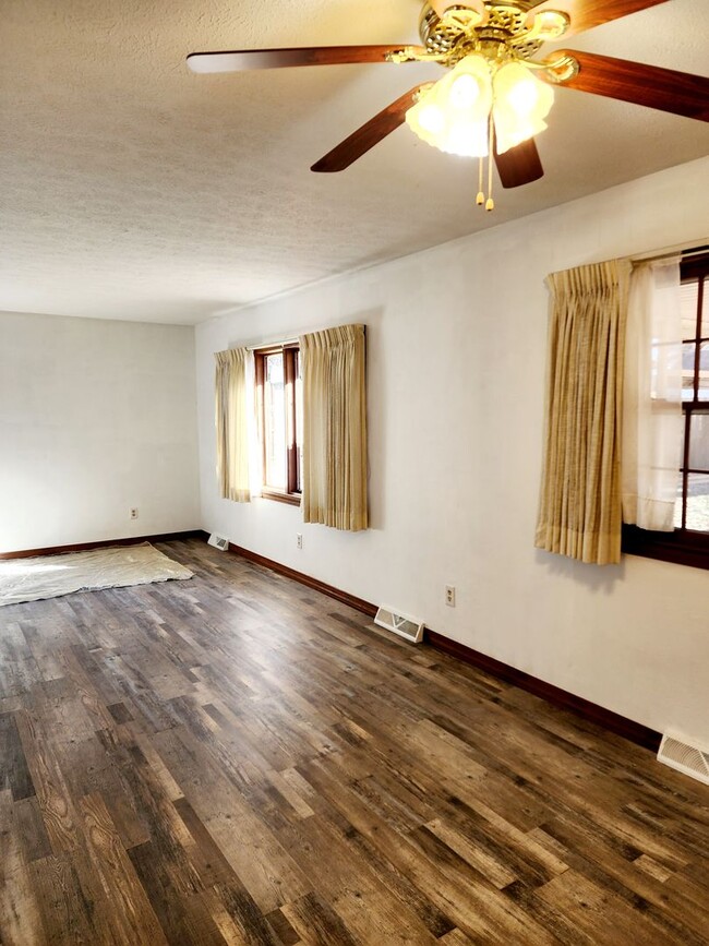 Building Photo - 4 Bedroom, 2 Bath, 2 Car Garage Home for R...