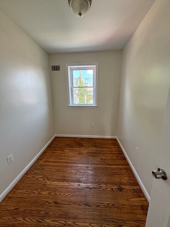 Building Photo - 3 Bedroom Townhome, 21206