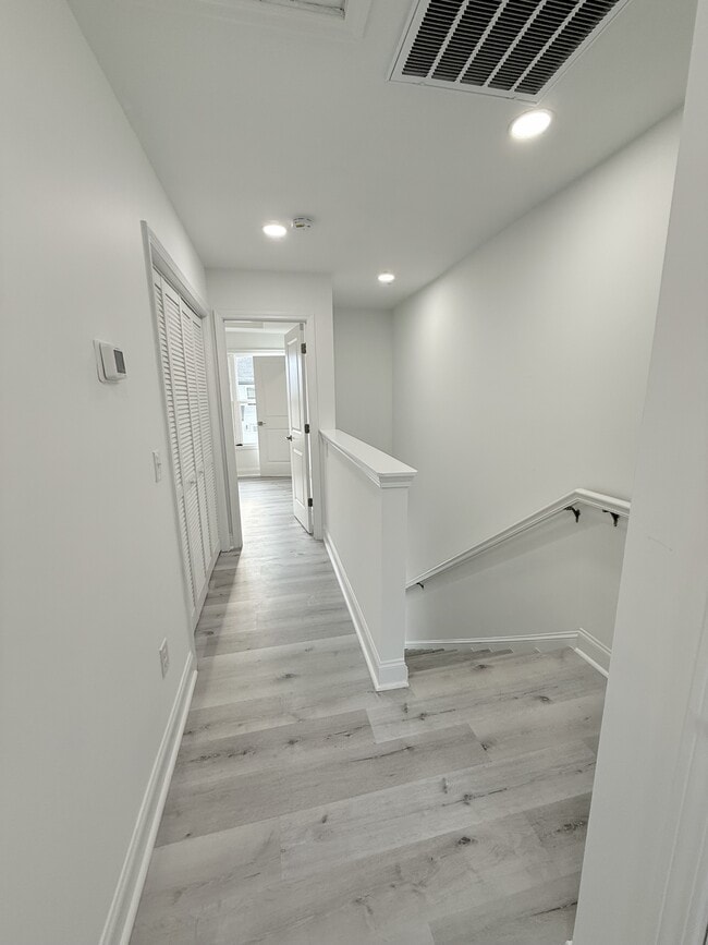 Building Photo - 861 Maxine Ct