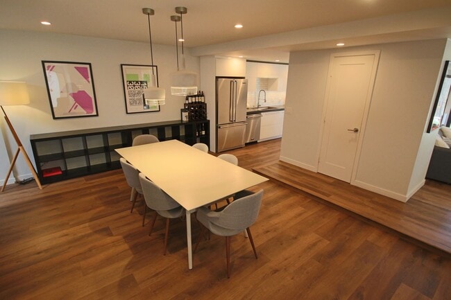 Building Photo - Furnished Recently Renovated Townhome