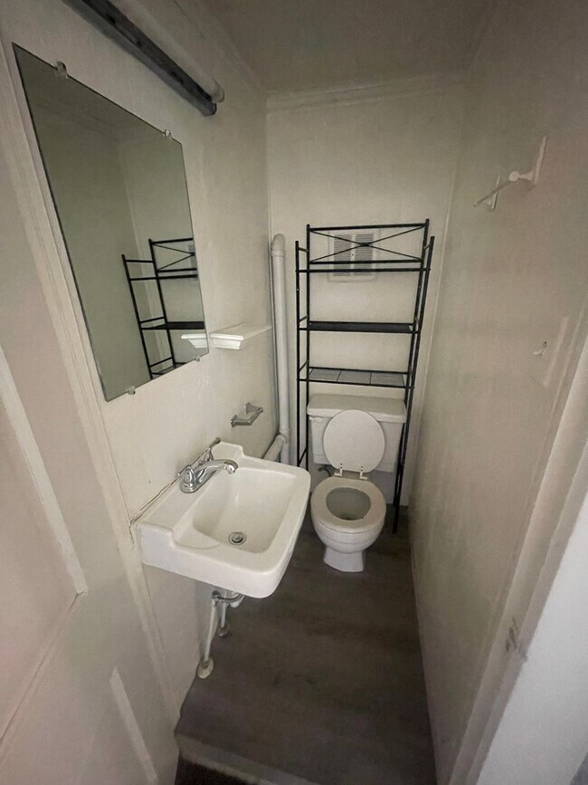 Building Photo - (1614 8th Ave)