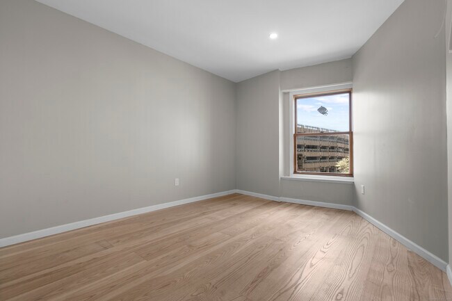 Building Photo - 140 Grand St