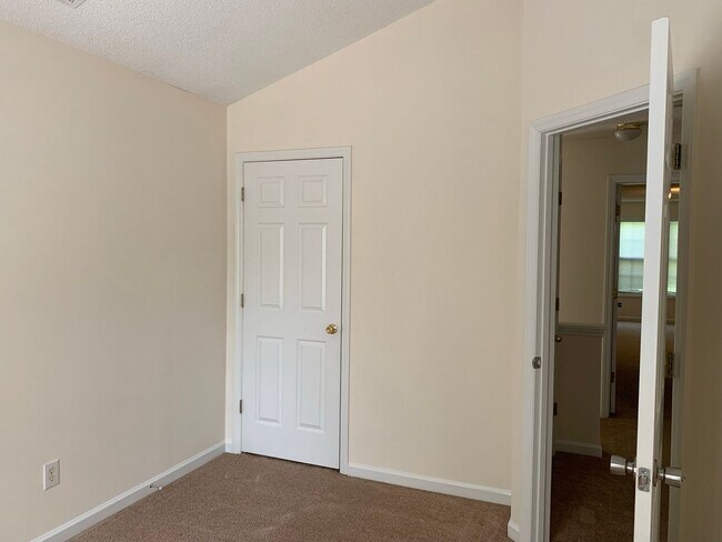 Building Photo - 3 BEDROOM SINGLE FAMILY HOME-2 1/2 bath~2 car garage~ fenced back yard~Gas fireplace