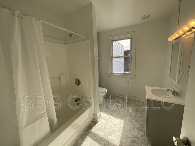 Building Photo - 246 Walnut St