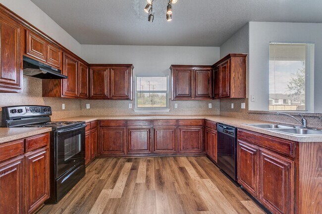 Building Photo - Welcome home to this spacious 4-bedroom, 2...