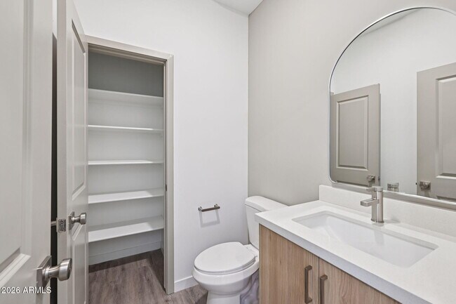 Building Photo - 2125 E Voltaire Ave