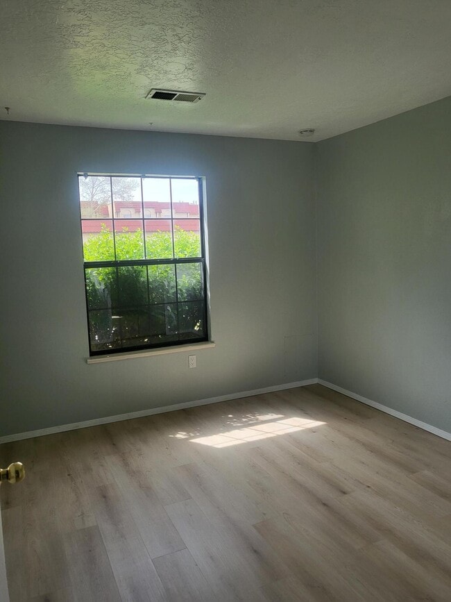 Building Photo - 837 Country Club Dr SE