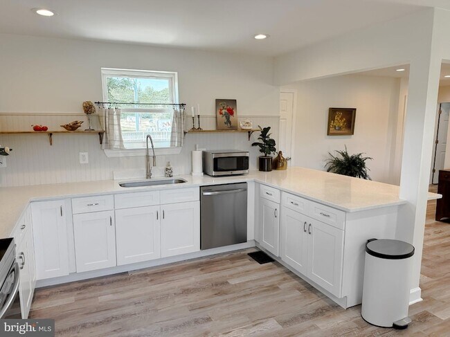 Building Photo - 4985 Solomons Island Rd