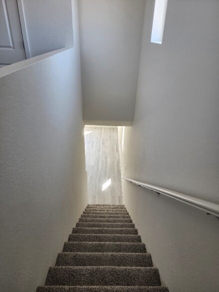 Building Photo - 2081 Blue Star Dr