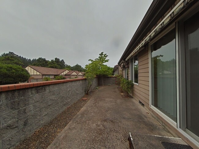 Building Photo - 3 Bedroom Duplex ~ Close to Timberhill Sho...