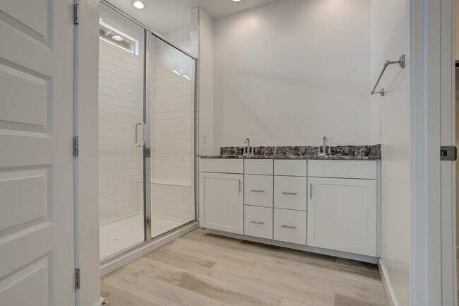 Building Photo - Gorgeous 5 Bedroom Lennar Home built 3 years ago still like new!!!  5 bedrooms in Northern Crossi...