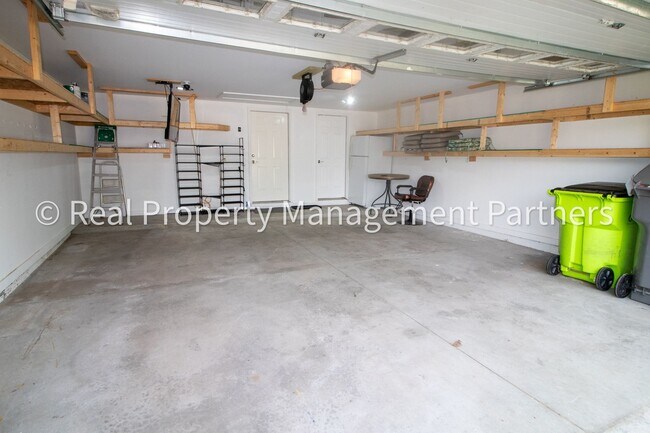 Building Photo - Fully Furnished 3BR/2BA Condo – Near River...