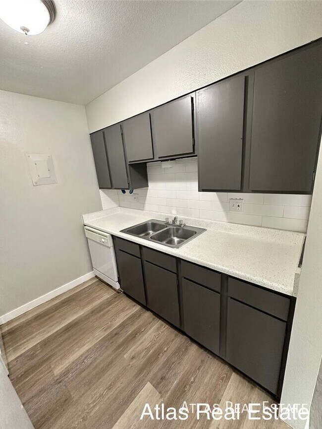 Building Photo - In Unit Washer/Dryer?! Private Patio?!