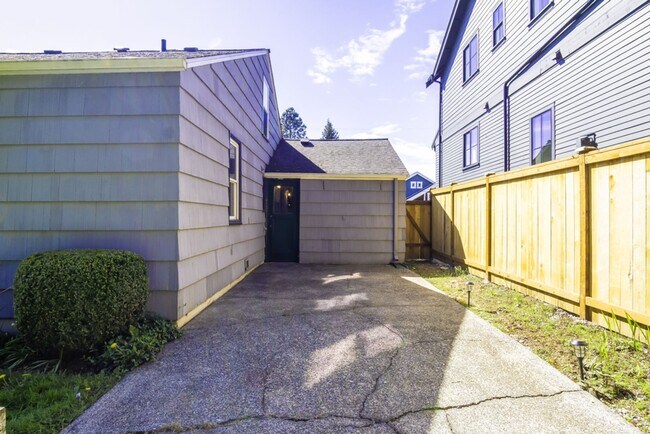 Building Photo - 3Bd/1Ba Seattle House
