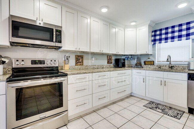 Building Photo - Wake Up to the Ocean Breeze – Your Beachsi...