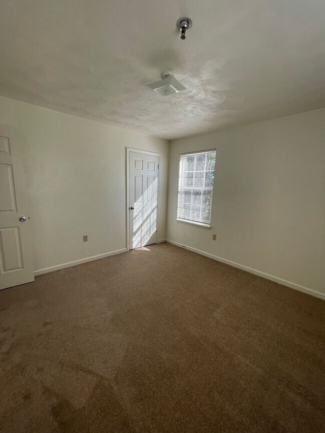 Building Photo - 4 Bedroom 2 Bath Apartment Top Floor