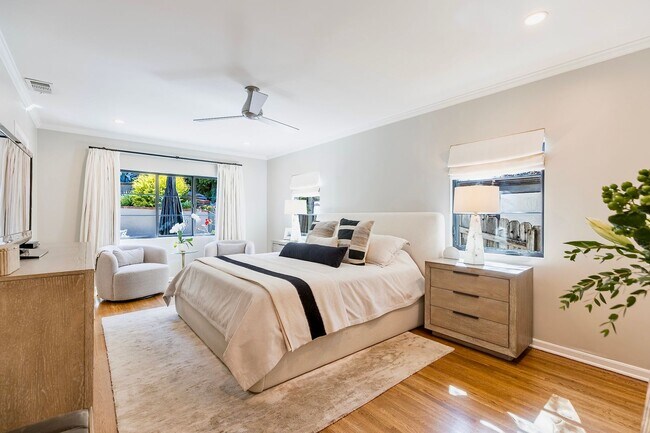Building Photo - S of the Blvd - upgraded 4+3 w/pool + views!