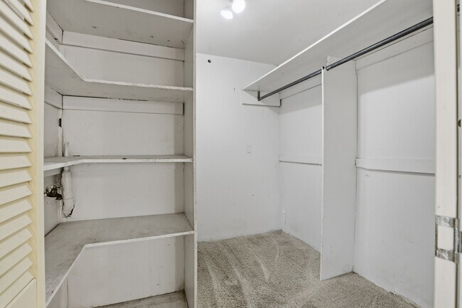 Building Photo - 1328 Hazelwood Dr