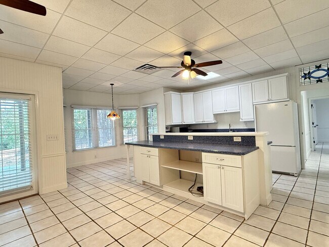 Building Photo - This beautiful brick home is located in Vi...