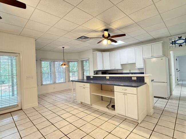 Building Photo - This beautiful brick home is located in Villa Rica and includes 6 bedrooms and 4.5 bath!