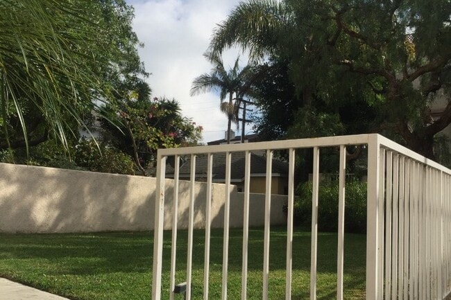 shared yard - 616 4th St