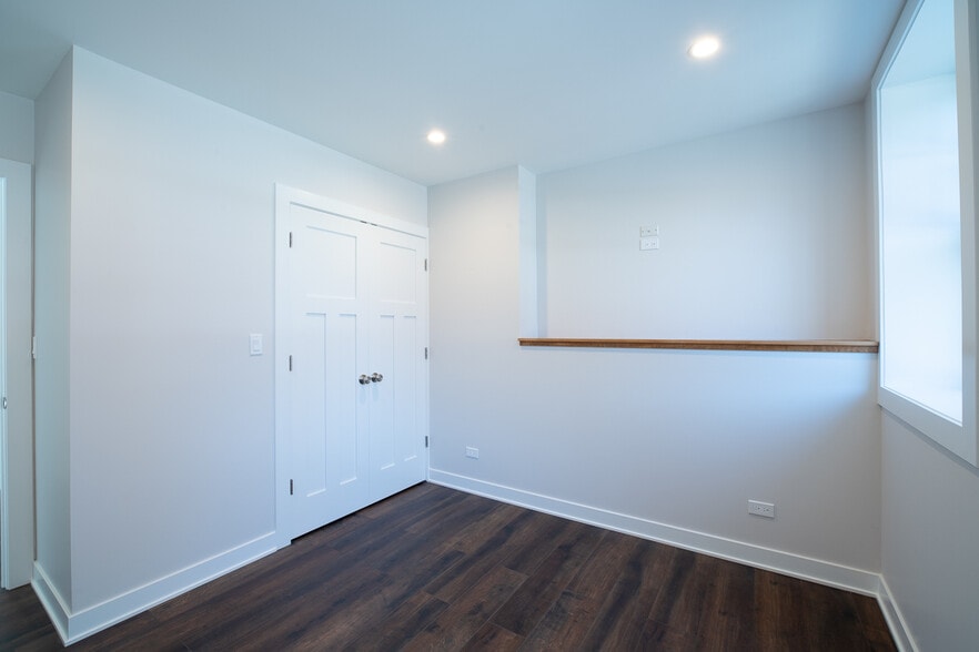 Building Photo - 1900 W Foster Ave