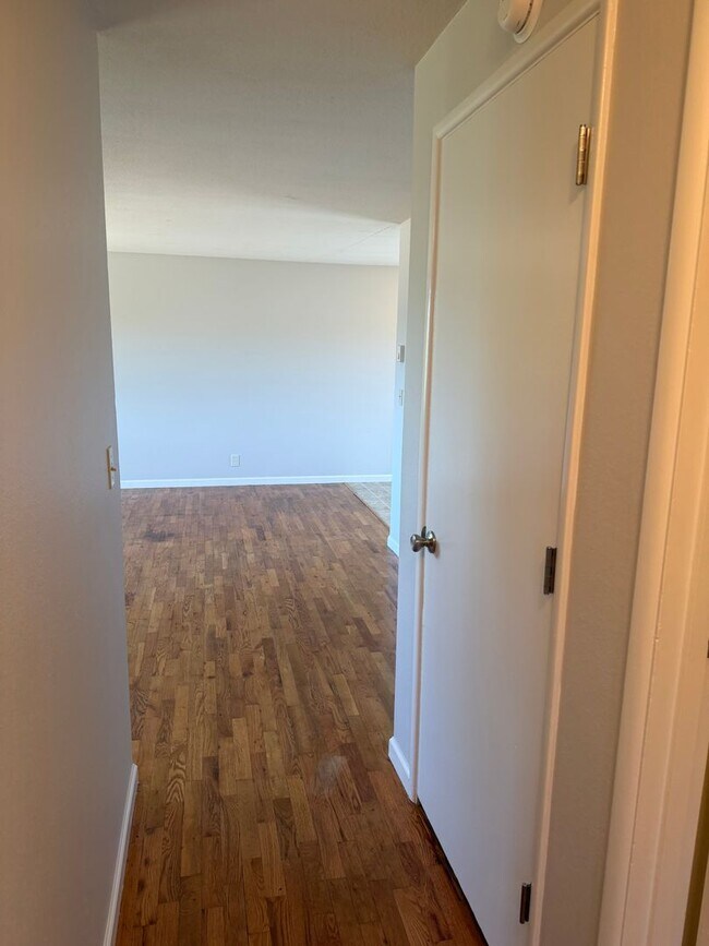 Building Photo - 3-bedroom, 1 bath duplex with garage!