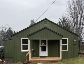 Building Photo - 826 Walker Ave