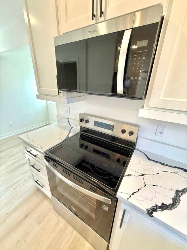 Building Photo - Arbor Heights 2-Bedroom Home in a Prime Location