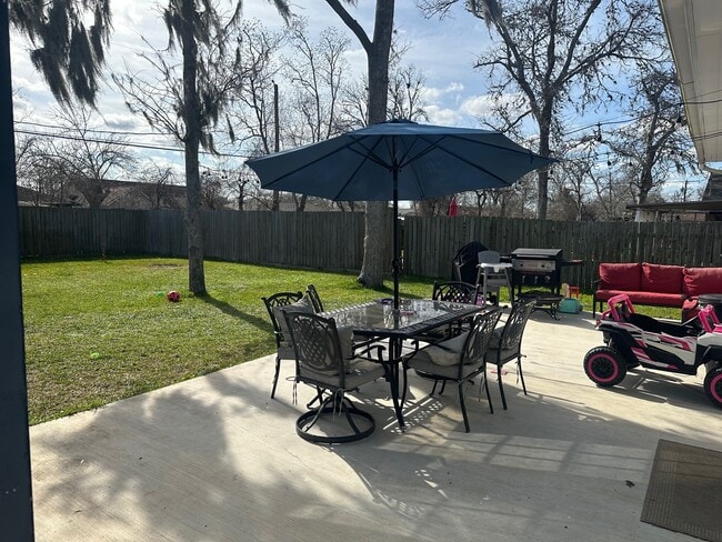 Building Photo - 430 Center Way