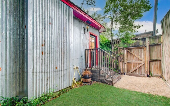 Building Photo - 5419 Gulfton St