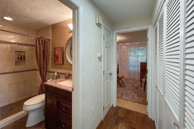 Building Photo - Fully Furnished Home