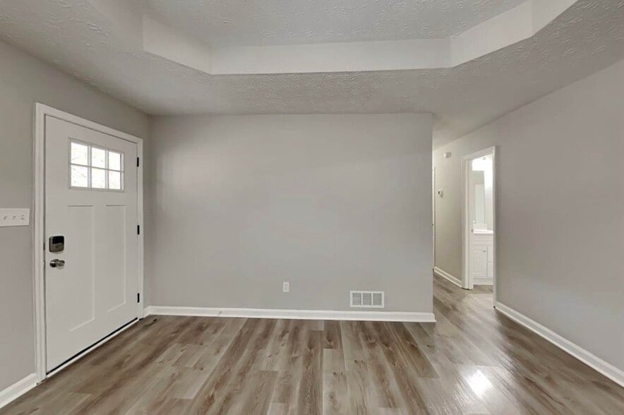 Building Photo - 301 E Country Woods Dr