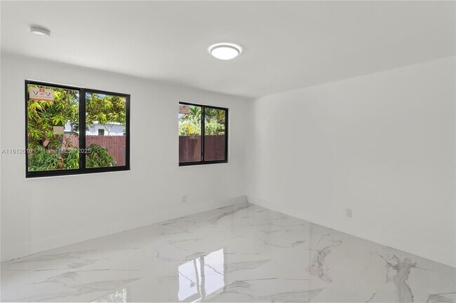 Building Photo - 431 NE 58th Ct