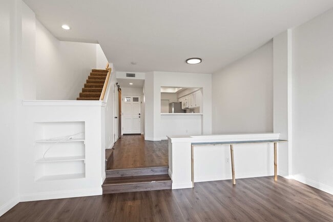 Building Photo - Gorgeous 2 Story Townhome in Valencia!