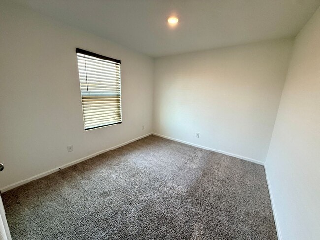 Building Photo - Spacious 4 Bedroom Home with Solar & Moder...
