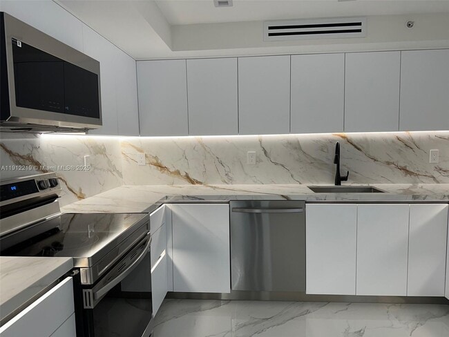 Building Photo - 3500 Mystic Pointe Dr