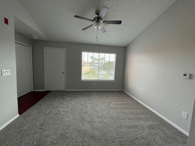 Building Photo - Beautiful Condo available on July 1st. Do not miss this opportunity.