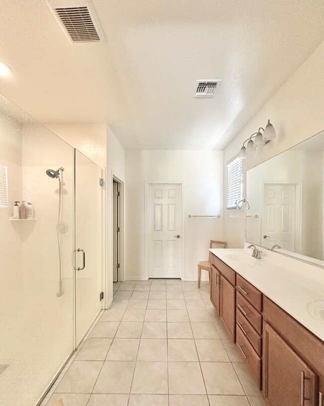 Building Photo - 16492 W Caldwell St