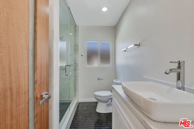 Building Photo - 853 S Bedford St