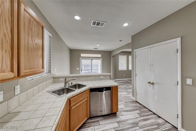 Building Photo - 7237 Twin Maples Ct