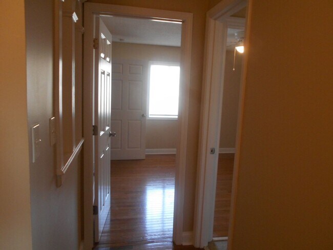 Building Photo - 2 bedroom townhome blocks from the beach.
