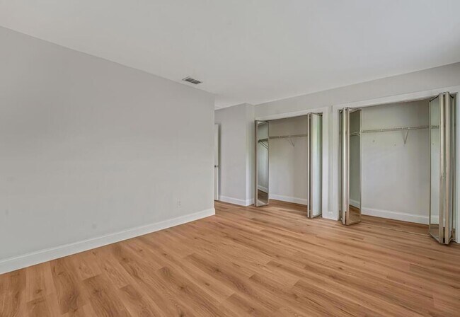 Building Photo - 2108 NE 44th St